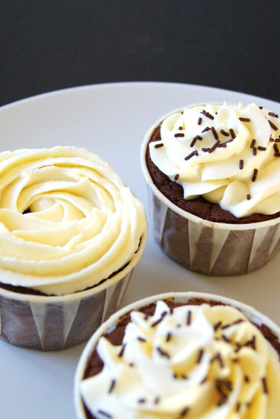 Cupcakes chocolat glaçage vanille cream cheese
