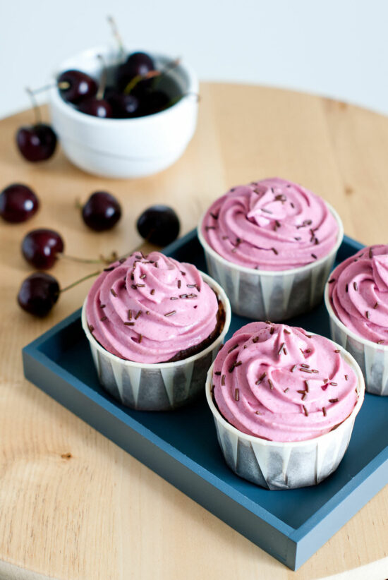 Cupcakes Chocolat & Ganache Montée Cerise | Lilie Bakery