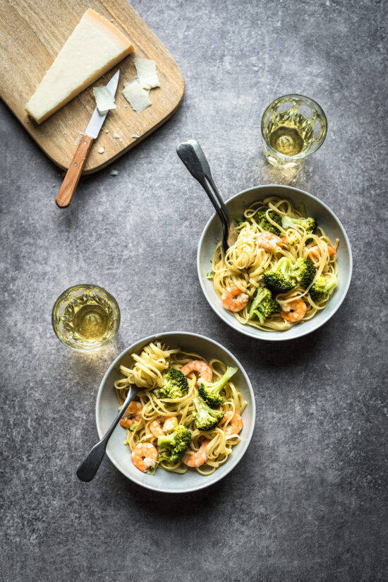 One pot pasta aux crevettes, ail, citron & brocolis