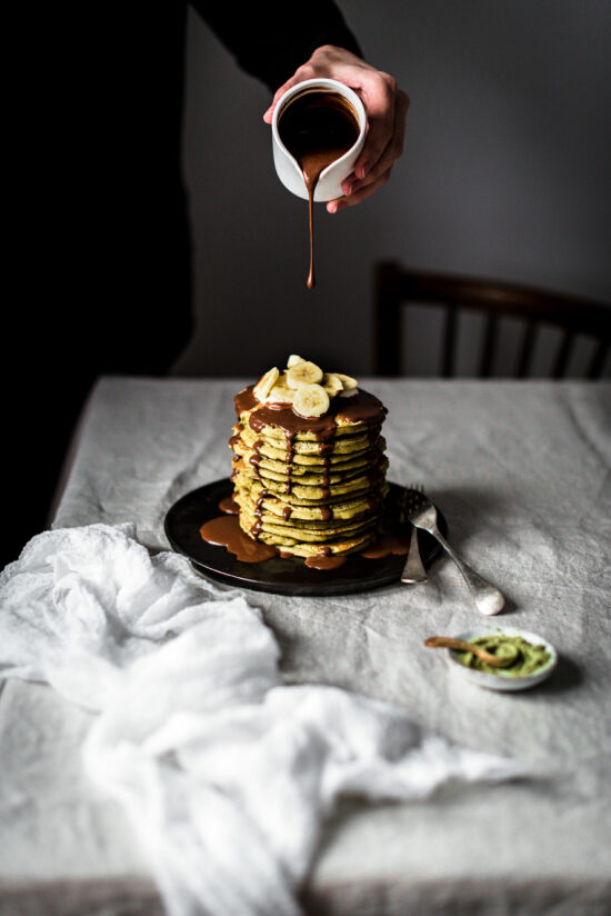 Pancakes thé matcha, bananes, sauce chocolat