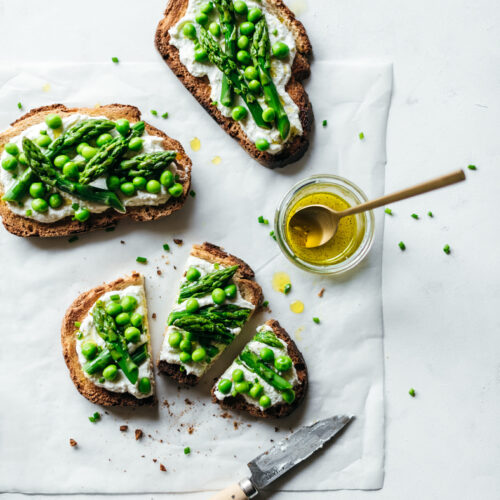 Tartines asperges vertes, petits pois, ricotta - Lilie Bakery