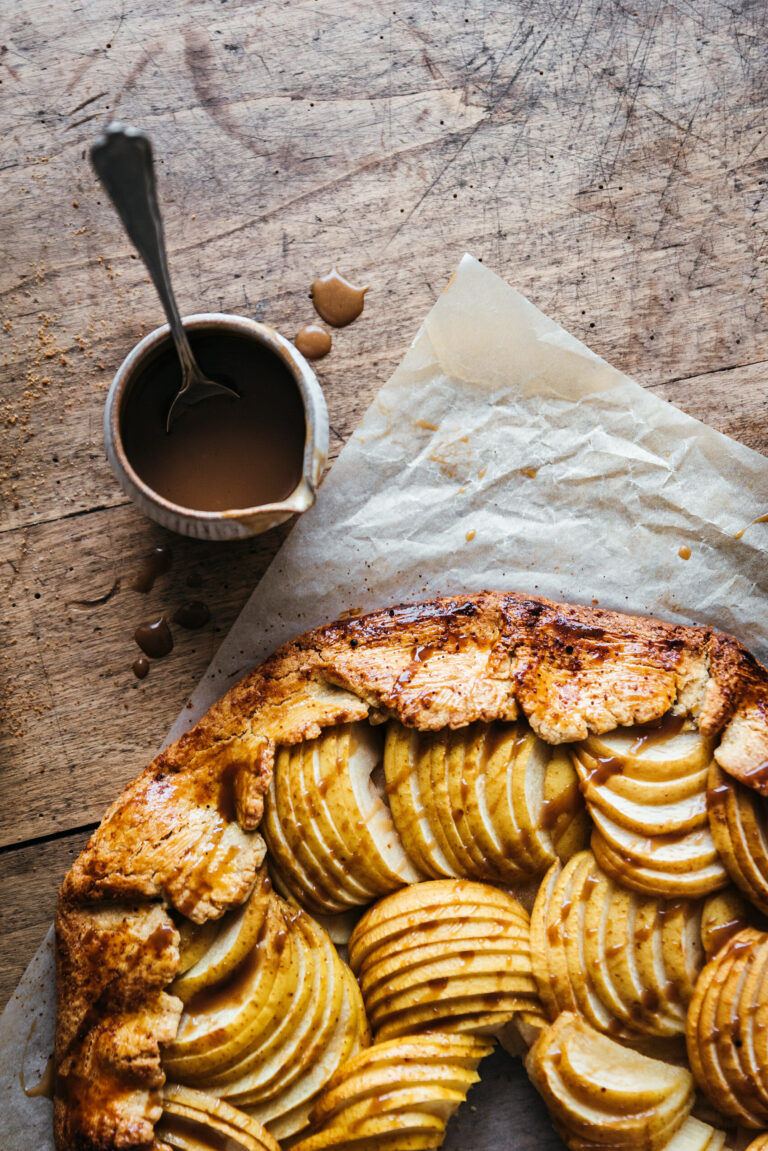 Rustic apple and coconut caramel pie - Lilie Bakery