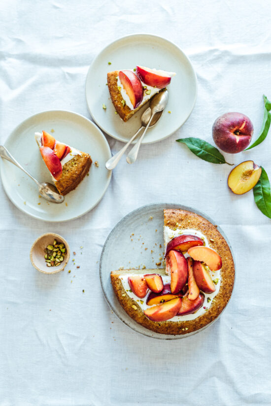 Gâteau à l'huile d'olive, glaçage yaourt, pêches rôties