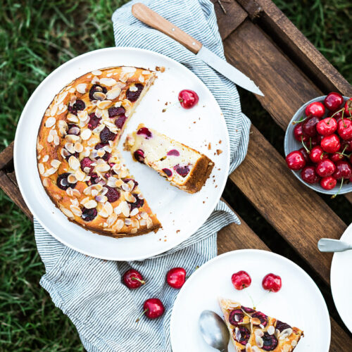 Gâteau aux cerises et amandes très fondant - Lilie Bakery