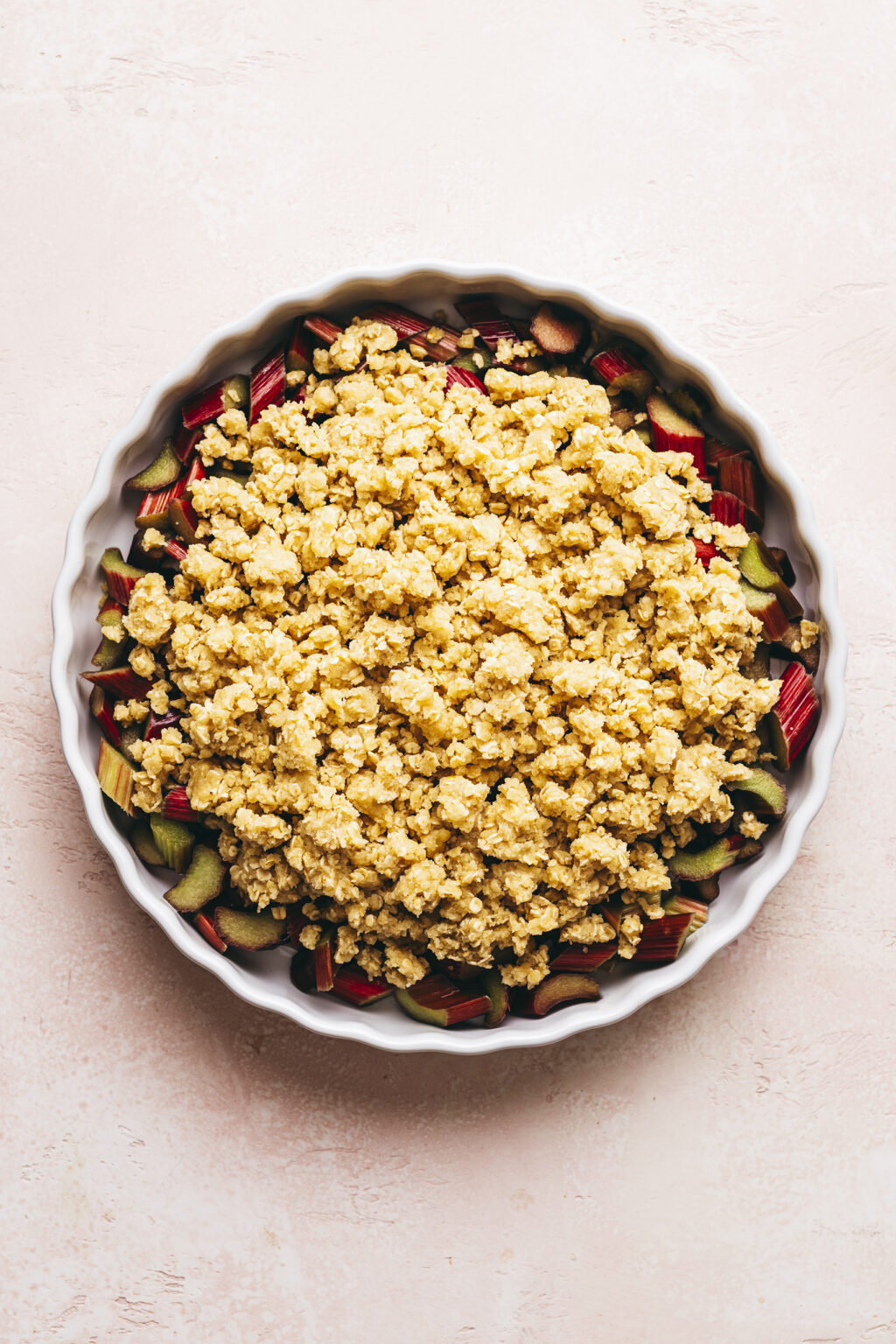 Ajout pâte à crumble sur rhubarbe - Lilie Bakery